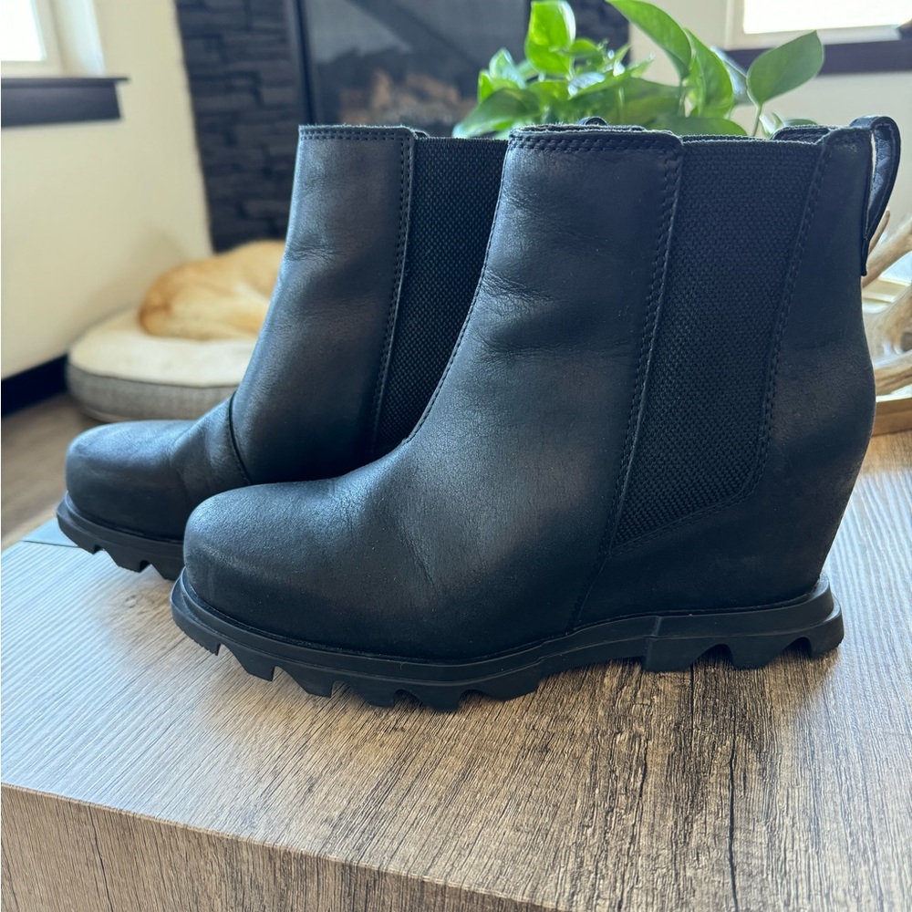 SOREL JOAN OF ARC wedge. Women’s , lightly worn.